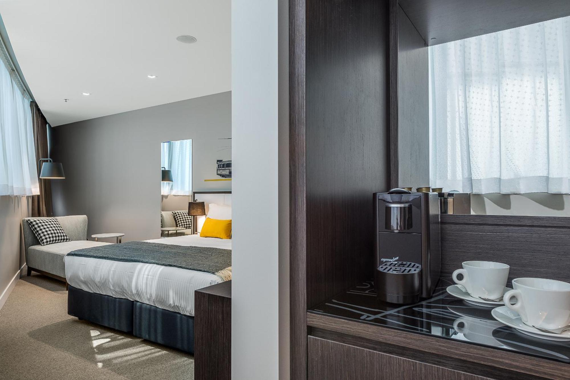 Peppers Docklands Hotell Melbourne Exteriör bild A coffee machine in a hotel room